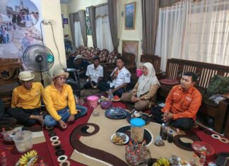 Pupuk Organik Jadi Solusi, Petani Krejengan Uji Kesuburan Tanah
